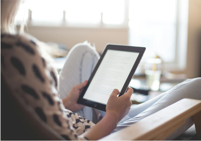 Allgemeine Frage FAQ Bild mit Person, die ein iPad benutzt