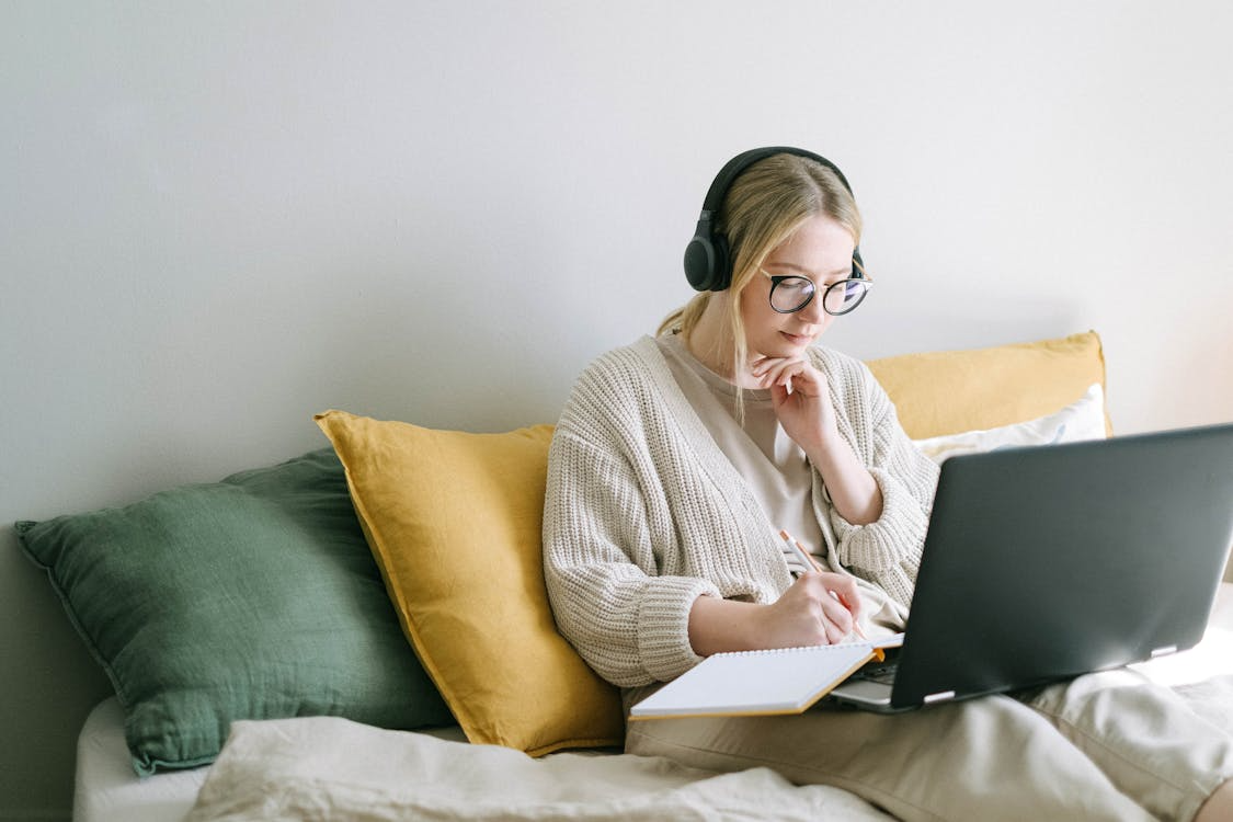 Frau auf Sofa bei Online-Recherche